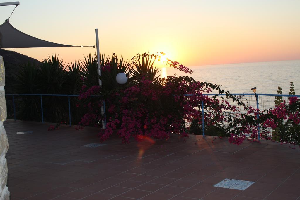 Camere & Case Vacanze Lo Scoglio Castel di Tusa Exterior photo
