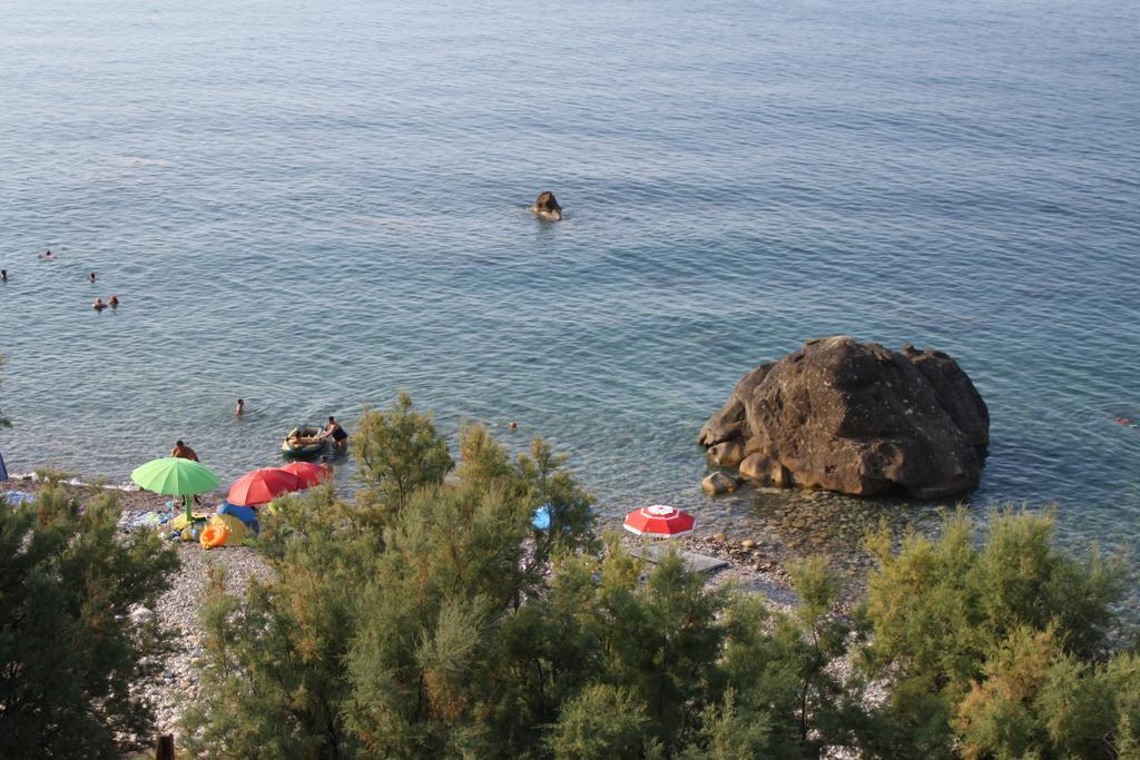 Camere & Case Vacanze Lo Scoglio Castel di Tusa Exterior photo