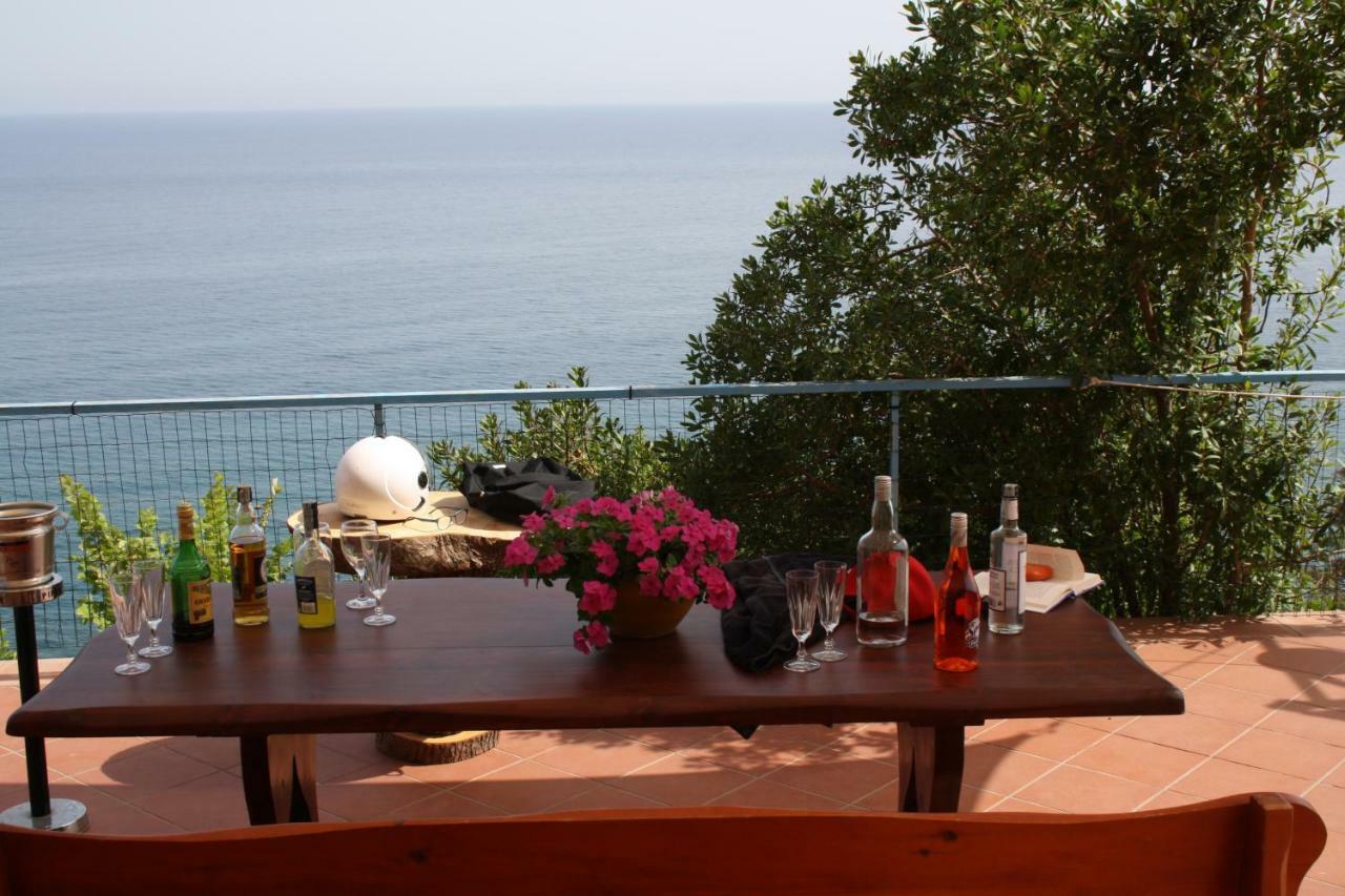 Camere & Case Vacanze Lo Scoglio Castel di Tusa Exterior photo